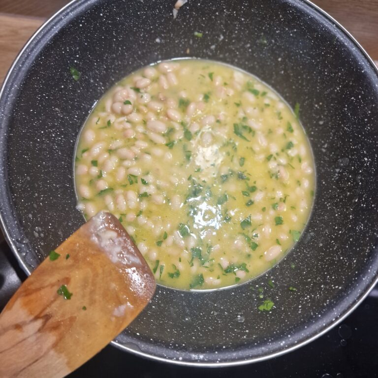 The Ultimate 5-Minute Pantry Savior: Creamy Garlic White Beans
